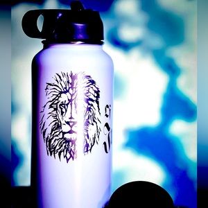 Lion of Judah Water Bottle. 32 oz 2 lids. White color. New Never Used!